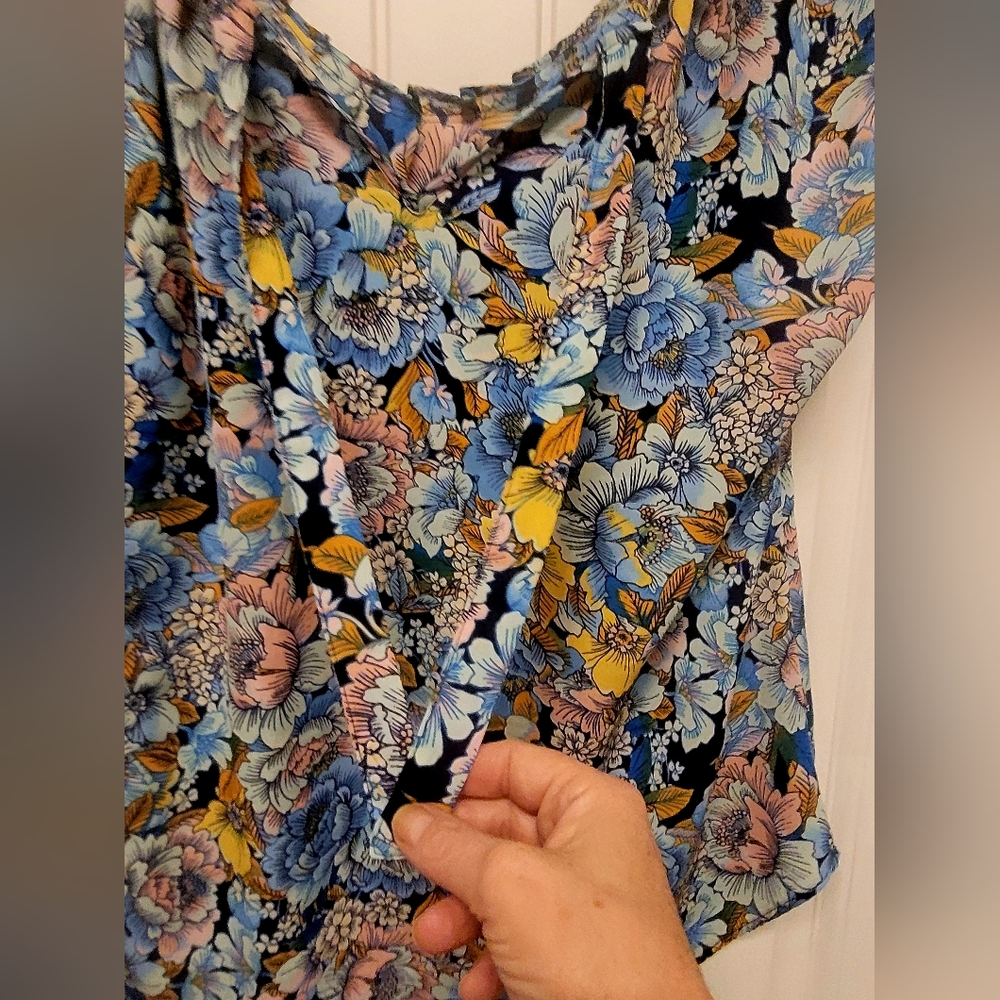 "LOT" of Women's Size LG Tops - Picture 10 of 12